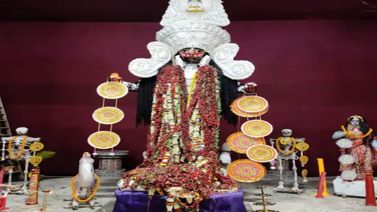 7 Unique Diwalis: Bengal में जलती चिताओं के बीच होती है Kali Puja, 154 साल पुरानी Tradition अब भी जारी