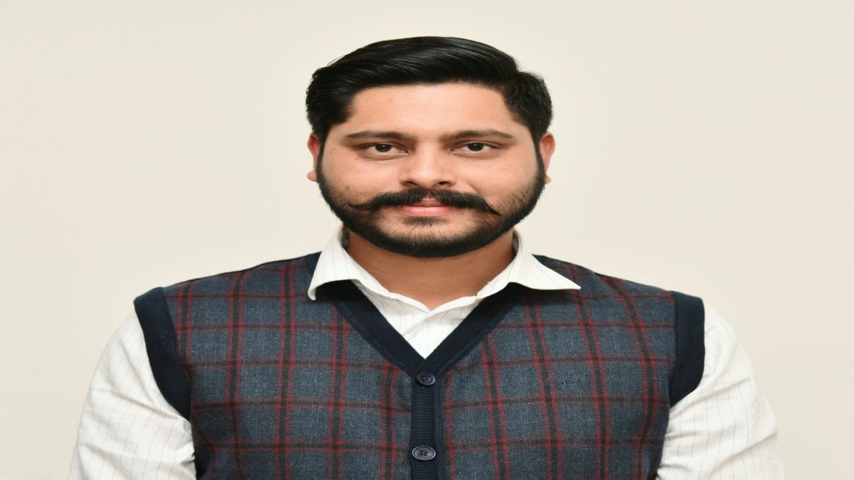 Congress नेताओं ने Guru Sahib की तस्वीरों के ऊपर अपनी photos लगाकर Sikh sentiments को आहत किया: Sherry Kalsi