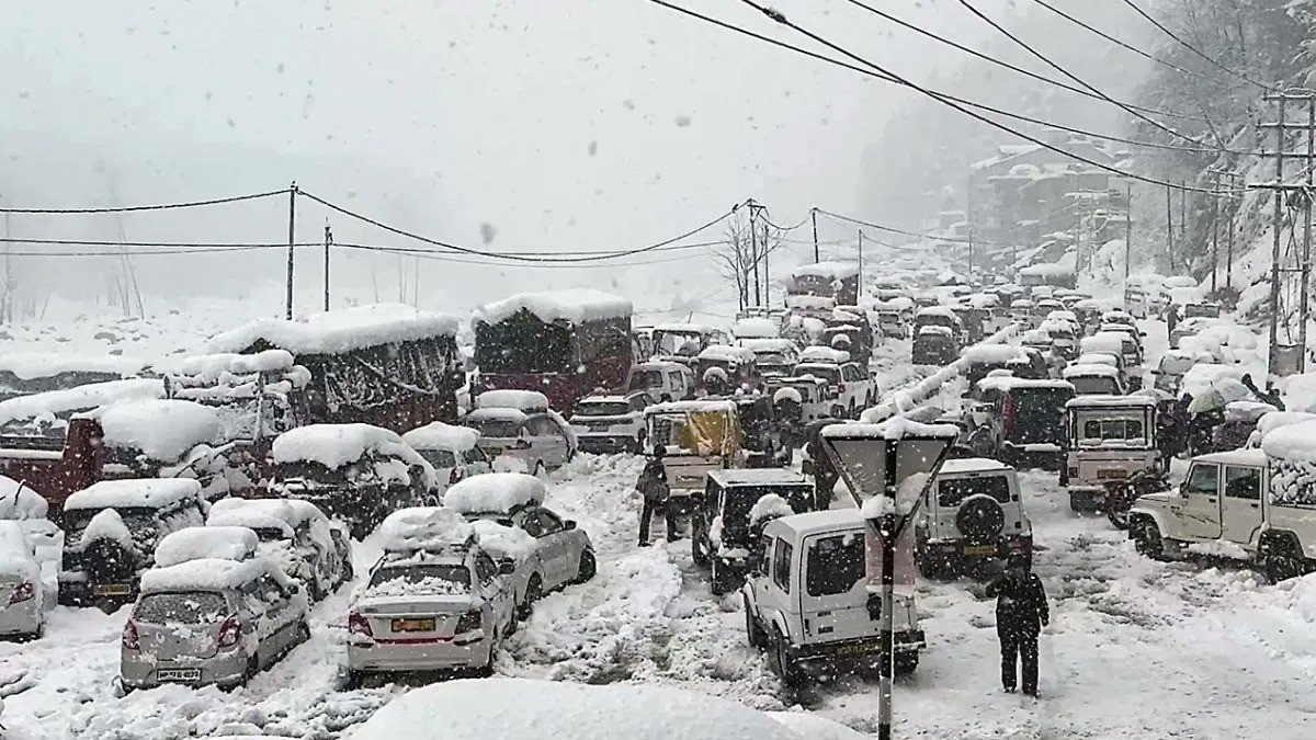 हिमाचल में भारी बर्फबारी की चेतावनी आज:Tourists को ऊंचे क्षेत्रों में नहीं जाने की Advisory
